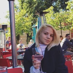 Meet your Posher, Daniela